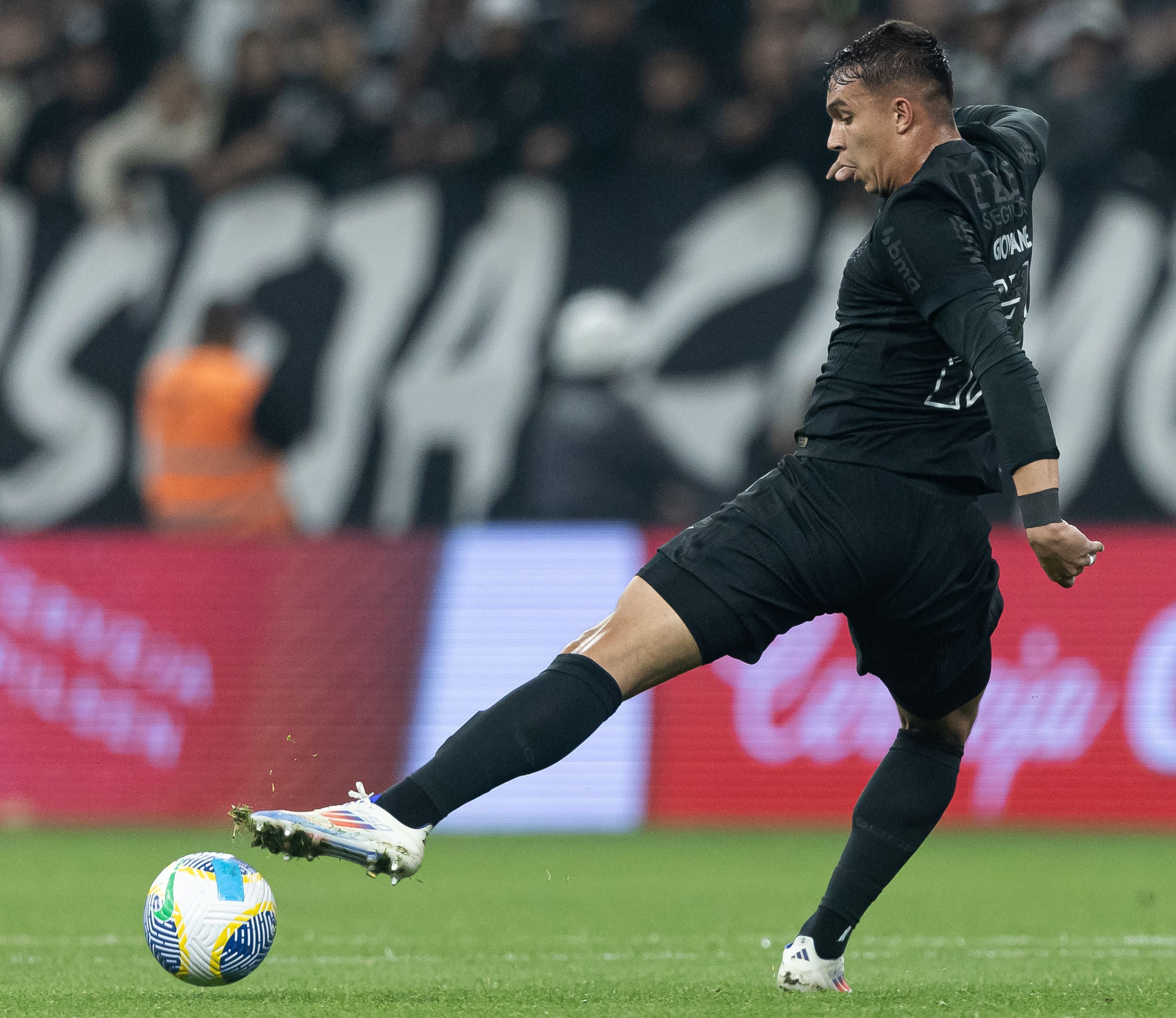 Giovane ganha moral no Corinthians e entra na disputa por vaga no time titular