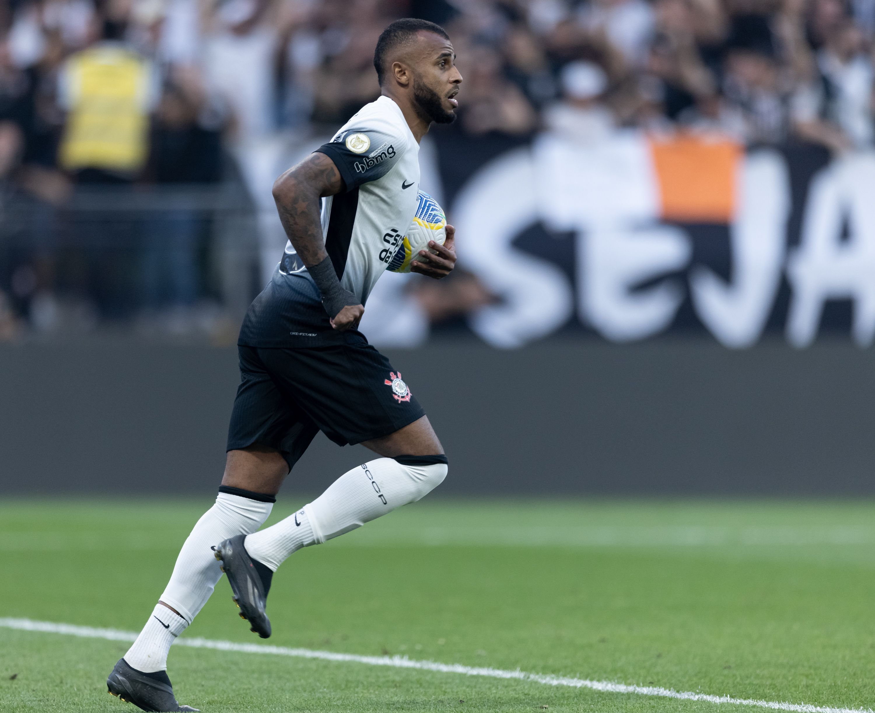 Alex Santana tem contratura forte e pode ser desfalque no Corinthians em decisões