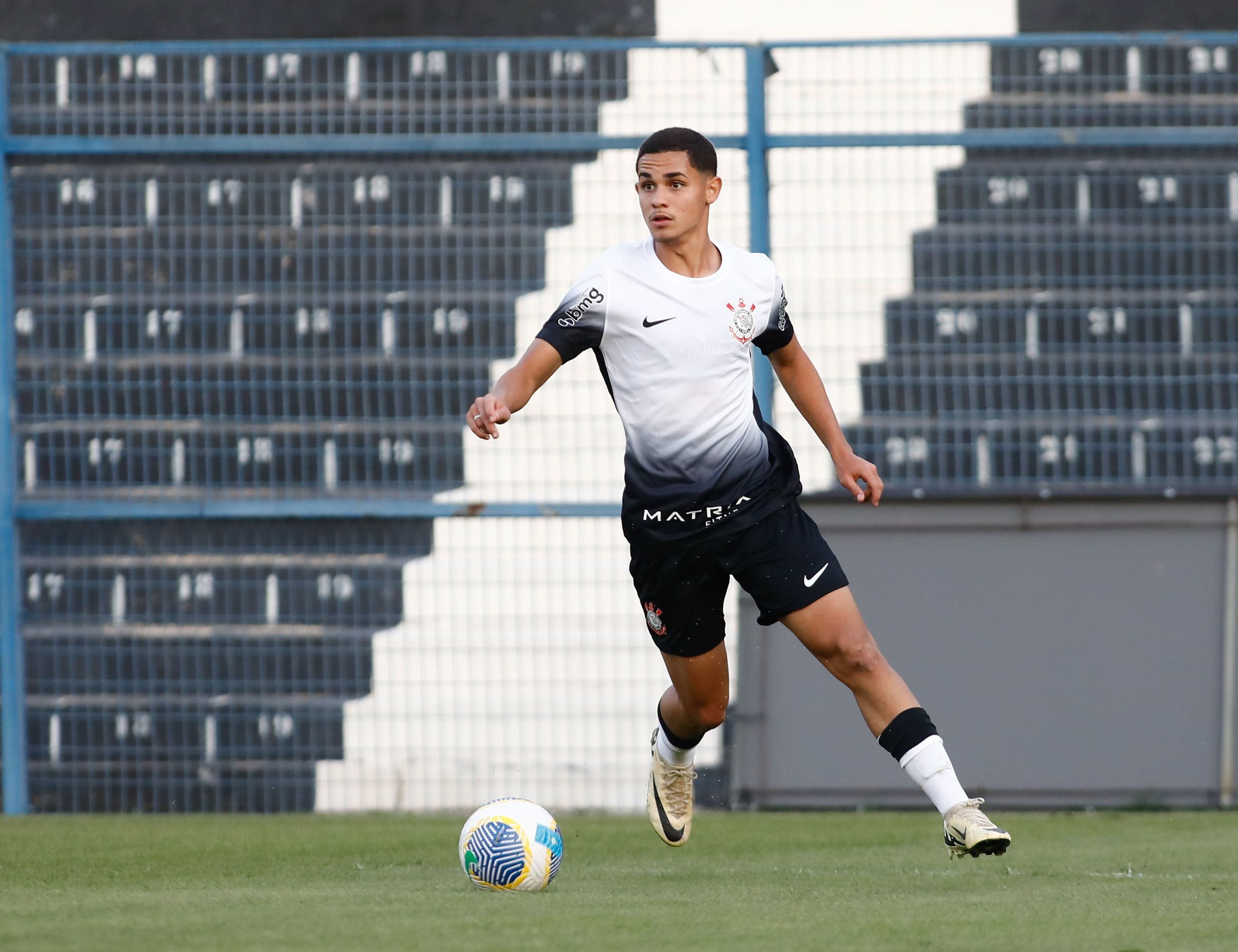 Corinthians inicia negociações para renovar com Bahia, destaque da base