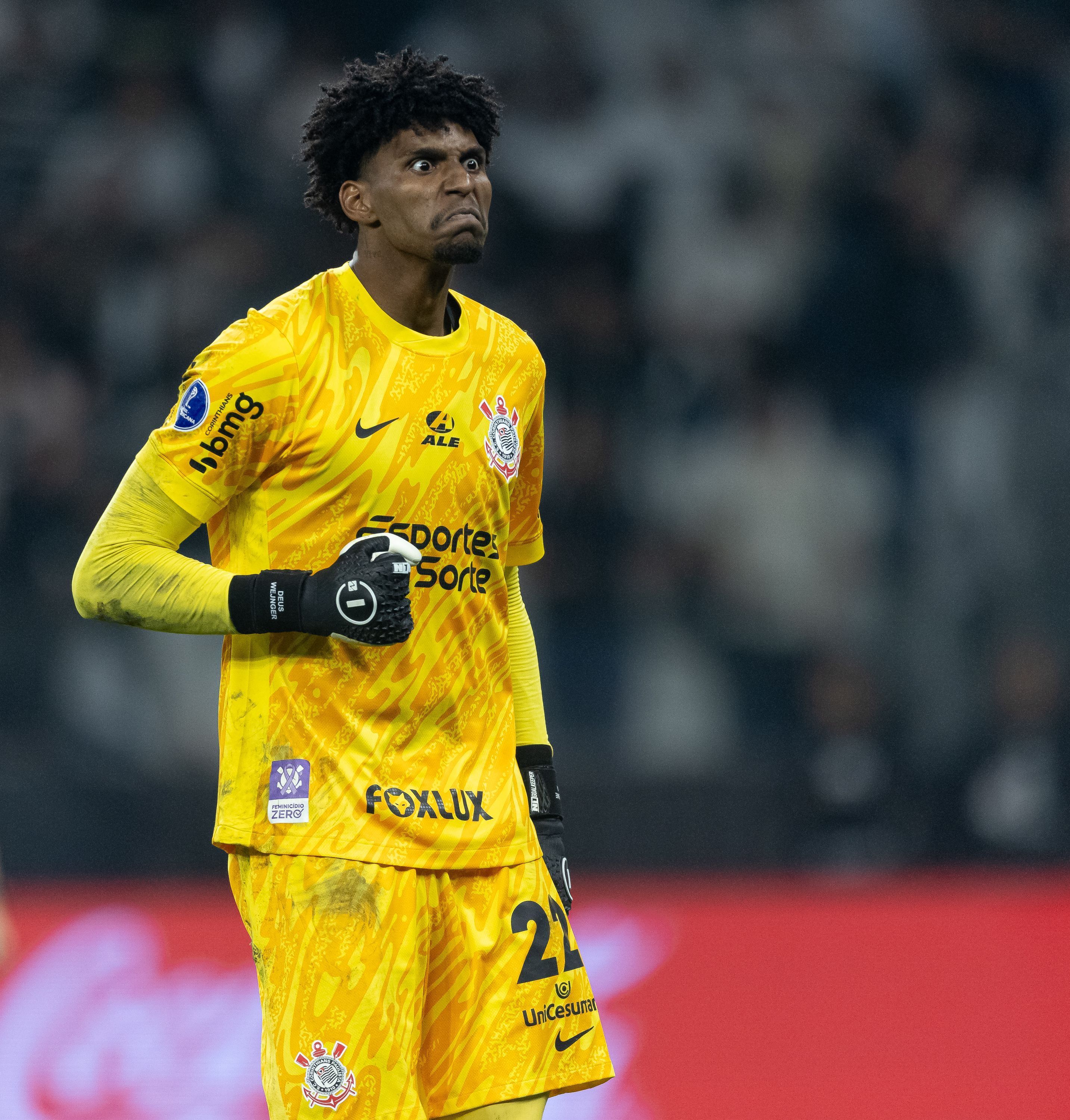 Vai ficar? Corinthians alinha planos para compra definitiva de Hugo Souza