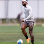 Memphis Depay sente dores no tornozelo; veja se preocupa o Corinthians