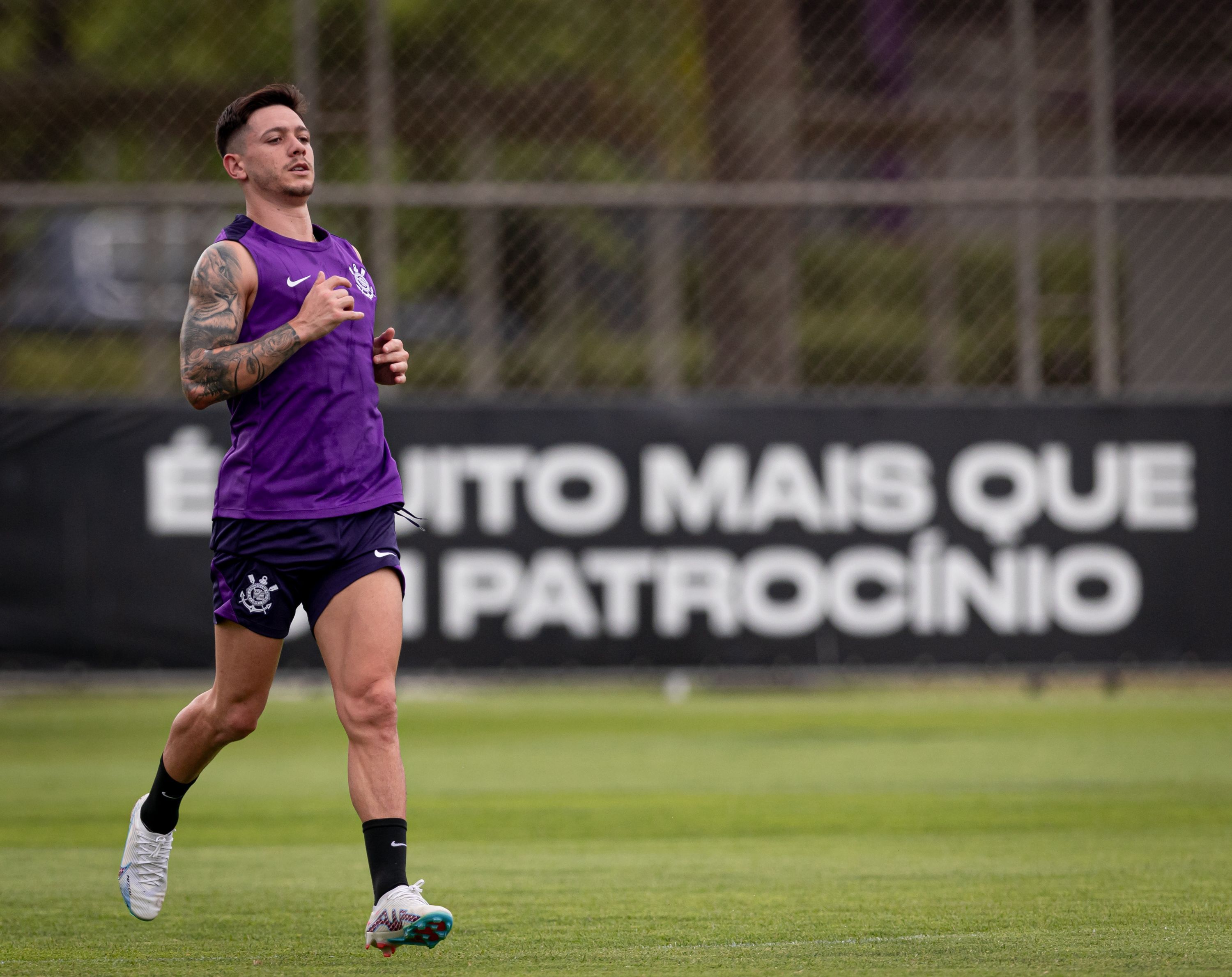 Emiliano cita importância de Garro no Corinthians e projeta retorno: 'Está na última etapa'