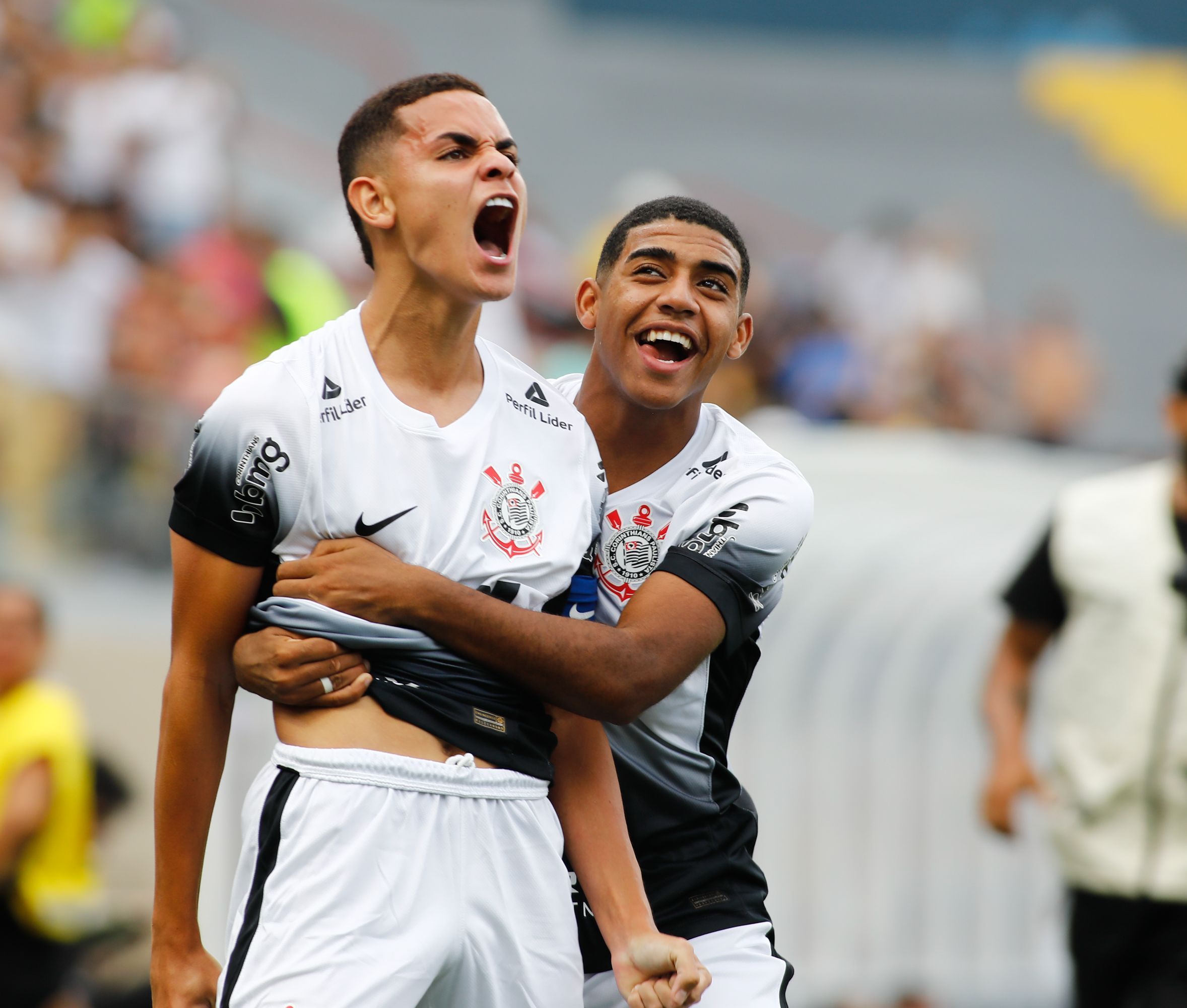 Corinthians sobe 11 jogadores da base para teste no profissional