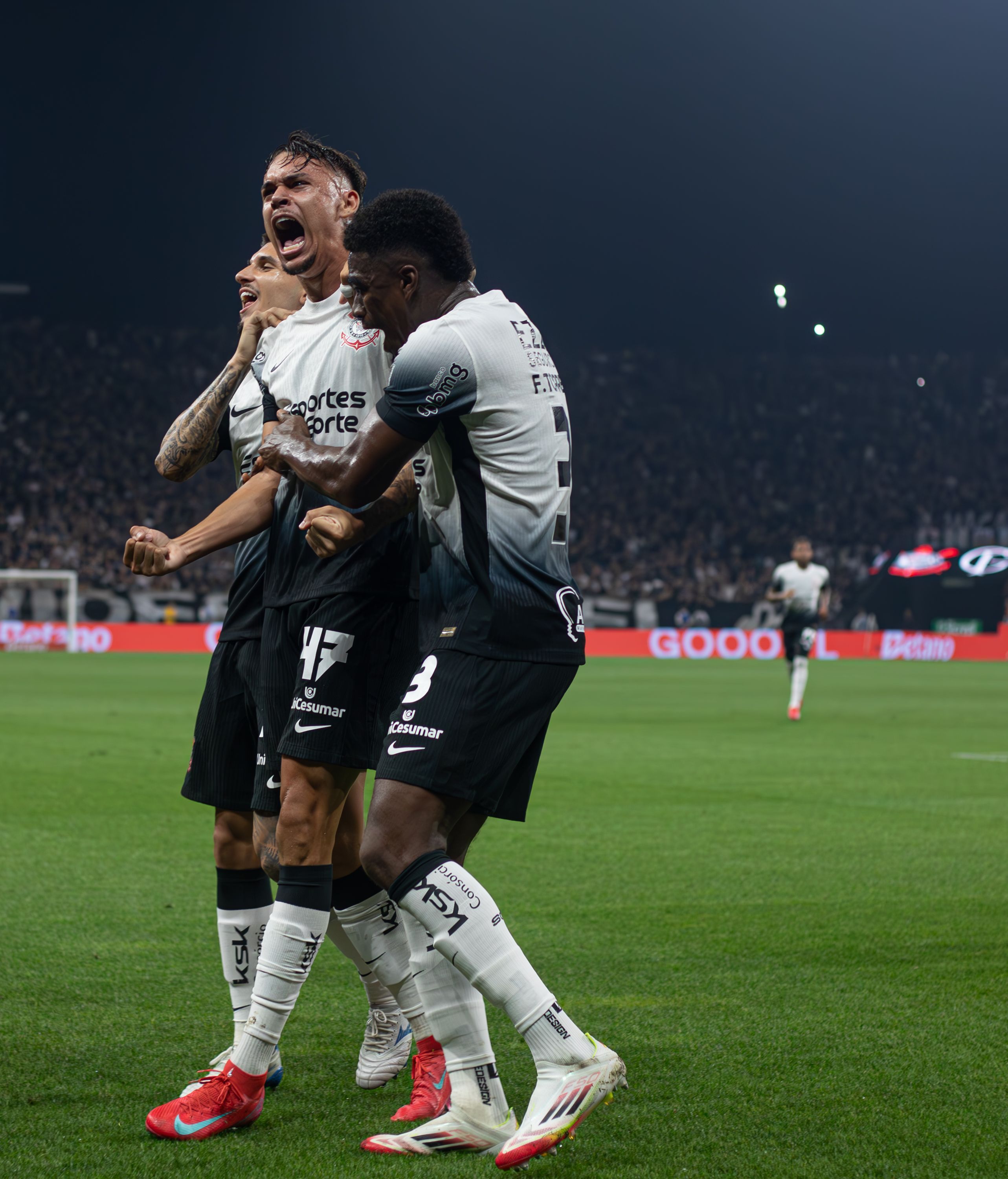 Tchoca se vê mais experiente em retorno ao Corinthians: 'Outro João Pedro'