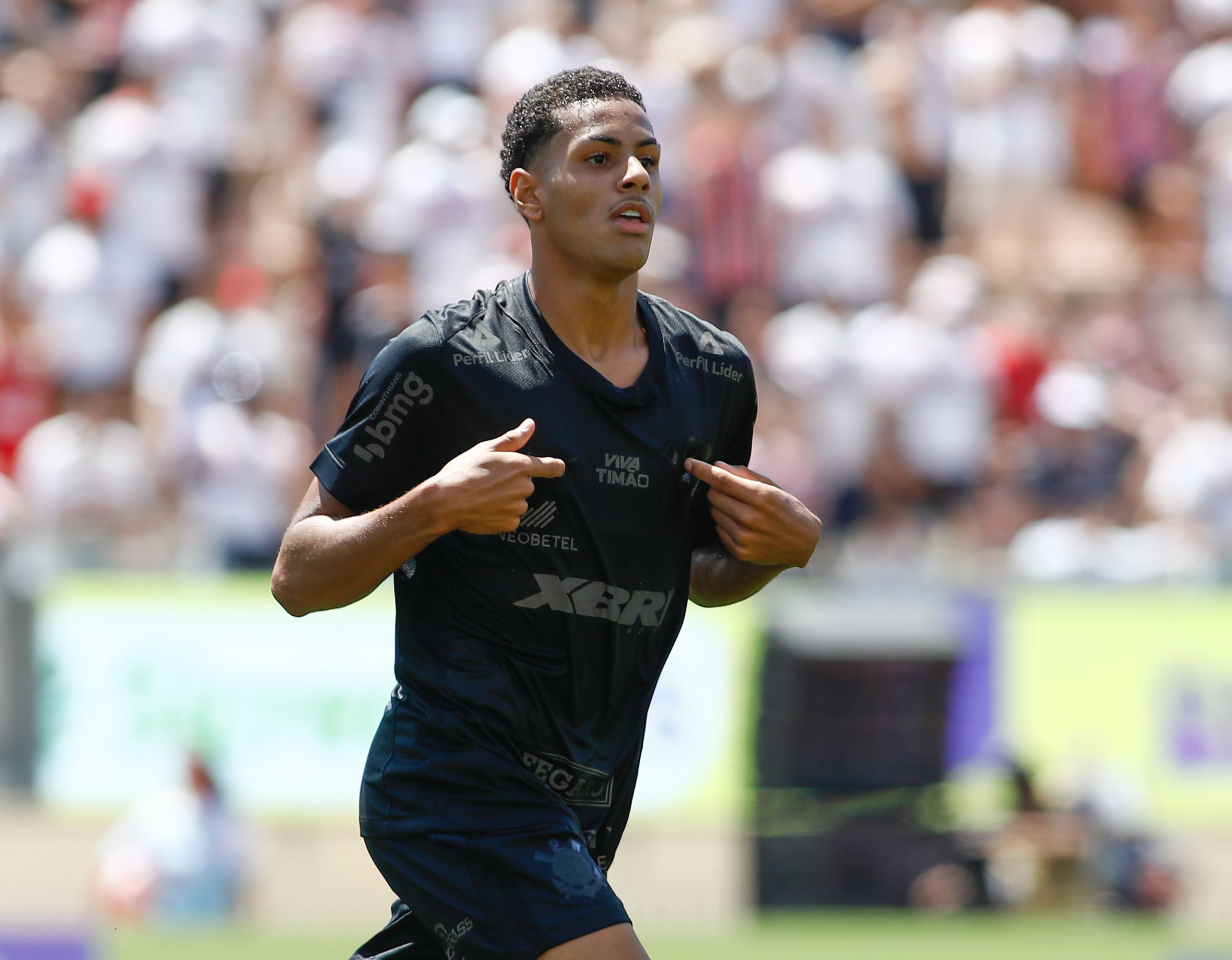 Corinthians tem negociações em andamento para vender o lateral-esquerdo Denner