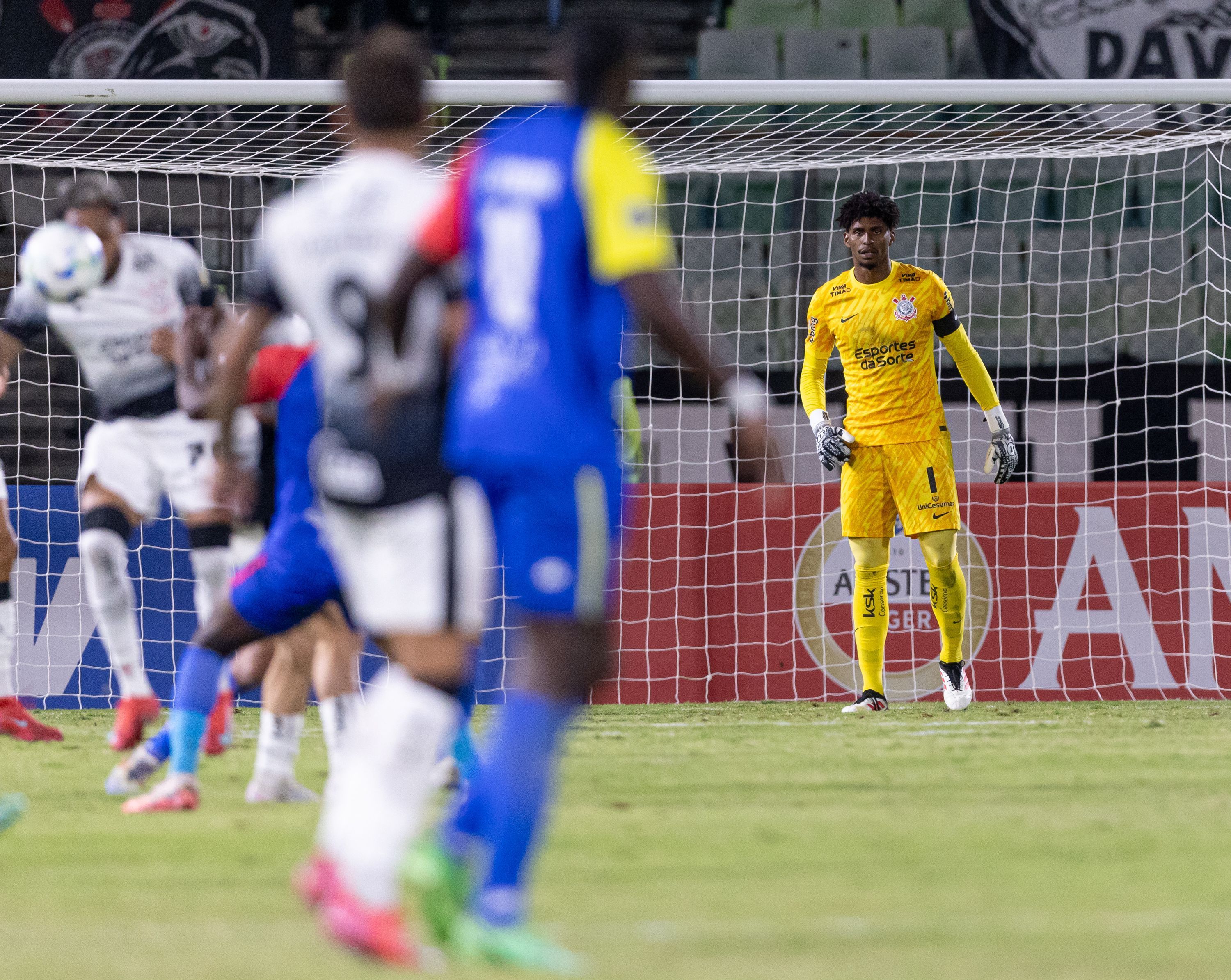 Hugo Souza dispara após empate do Corinthians na Libertadores: 'Não pode acontecer'