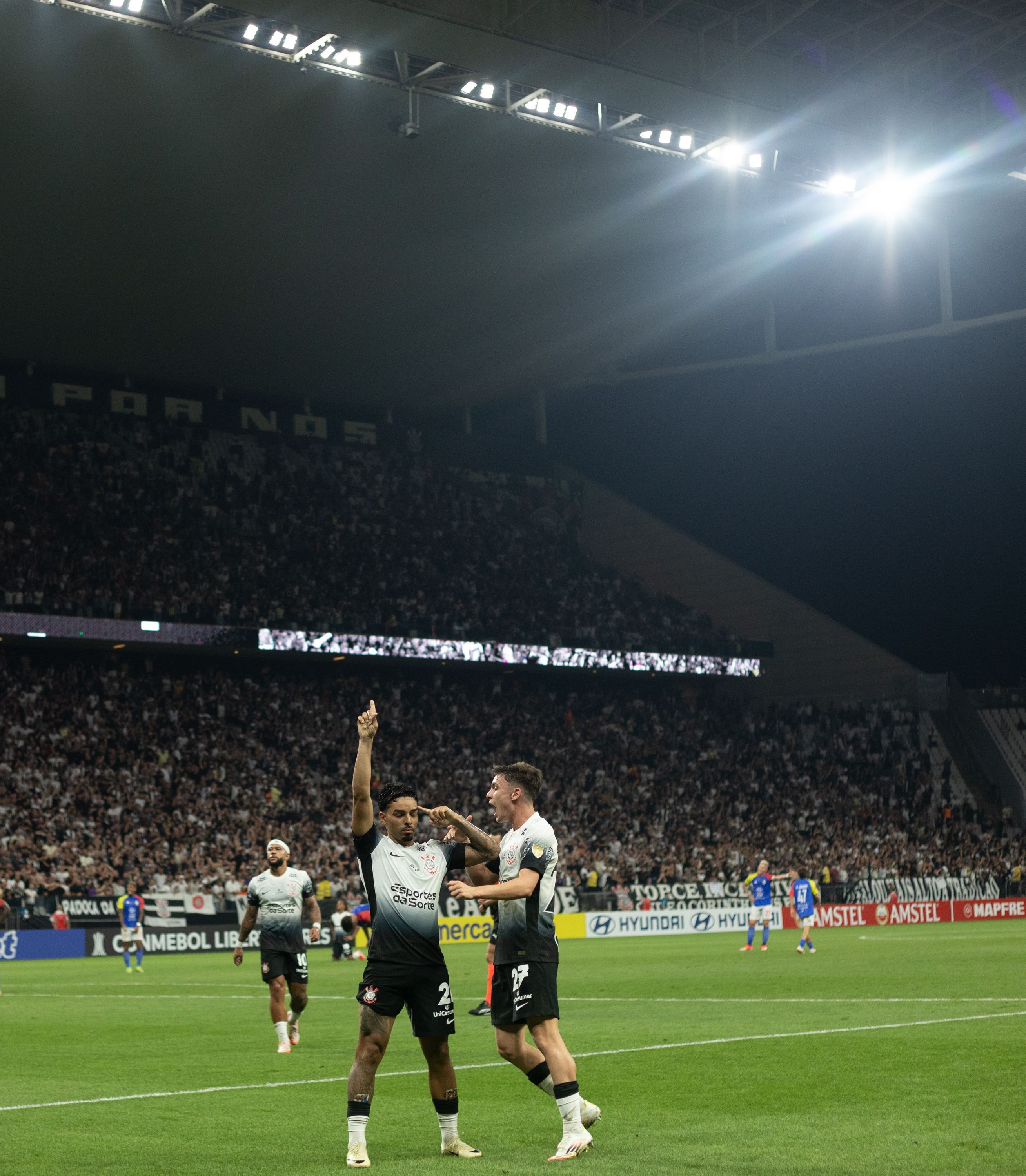 Bidu admite conversas para renovar com o Corinthians, mas faz ponderação