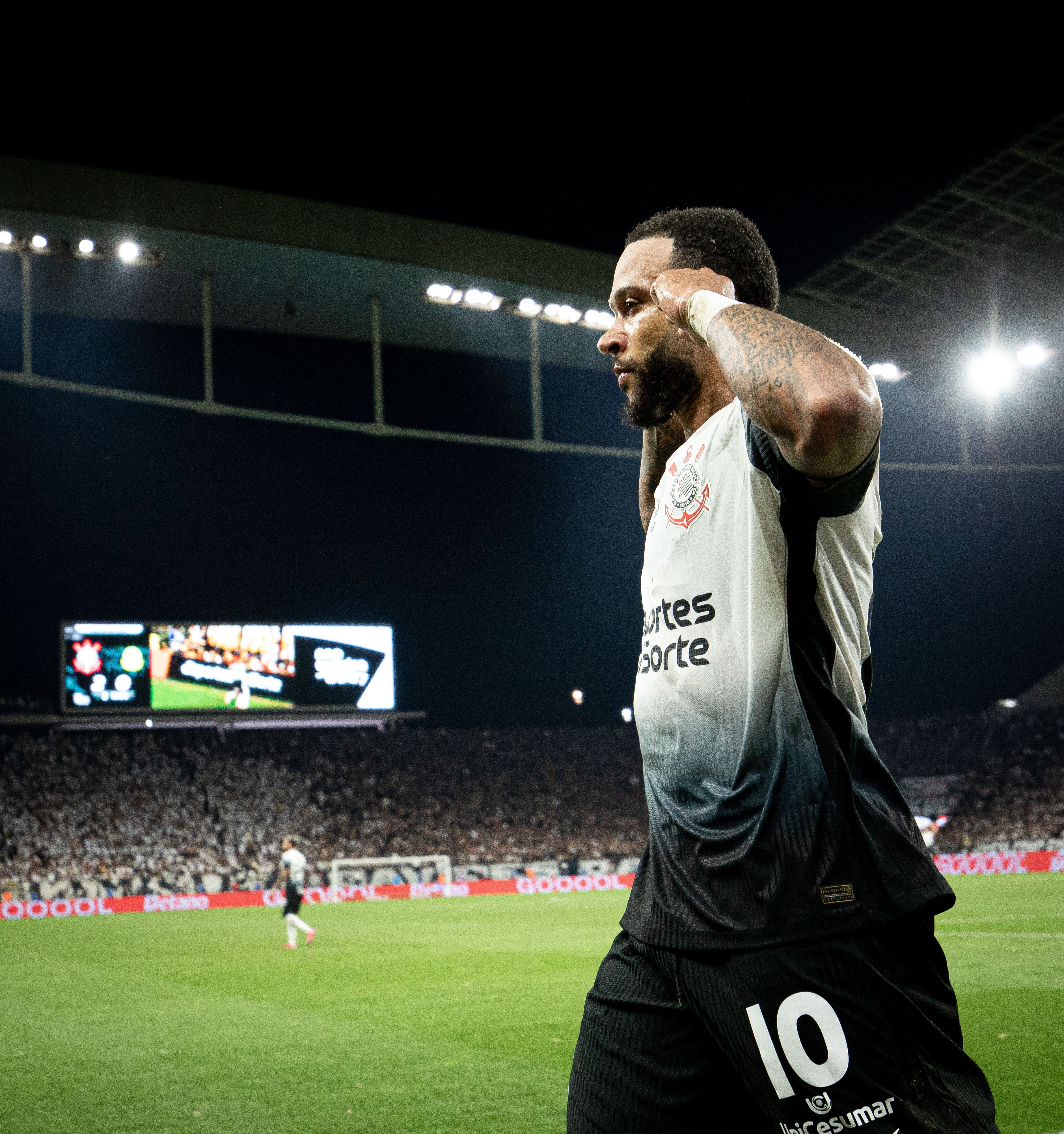 Destaque do Corinthians, Memphis opina sobre possível clássico contra o Santos