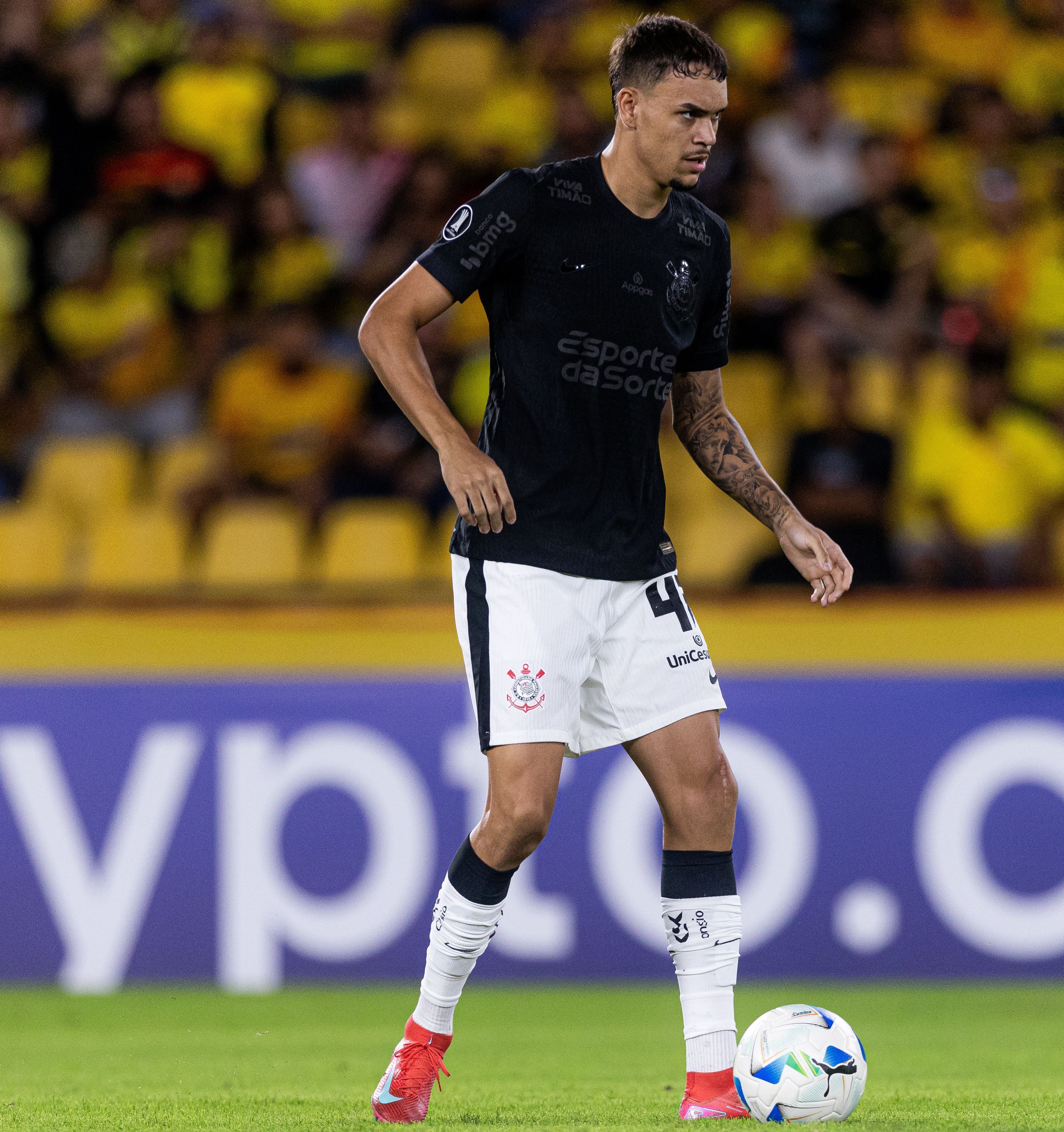 Jovem zagueiro do Corinthians perde espaço após falha na Libertadores