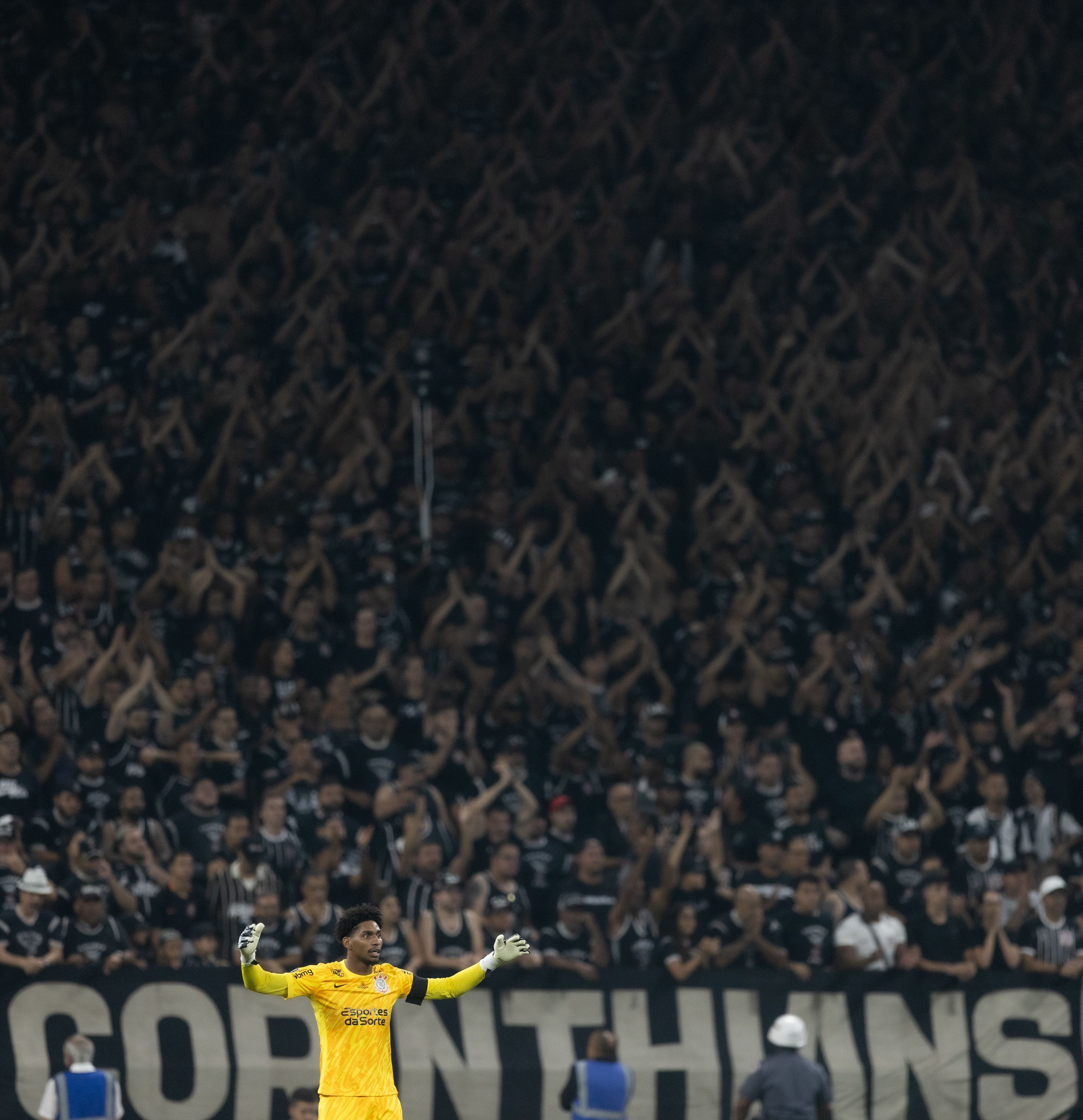Torcedores aplaudem Corinthians após eliminação e projetam final contra Palmeiras: ‘É guerra’