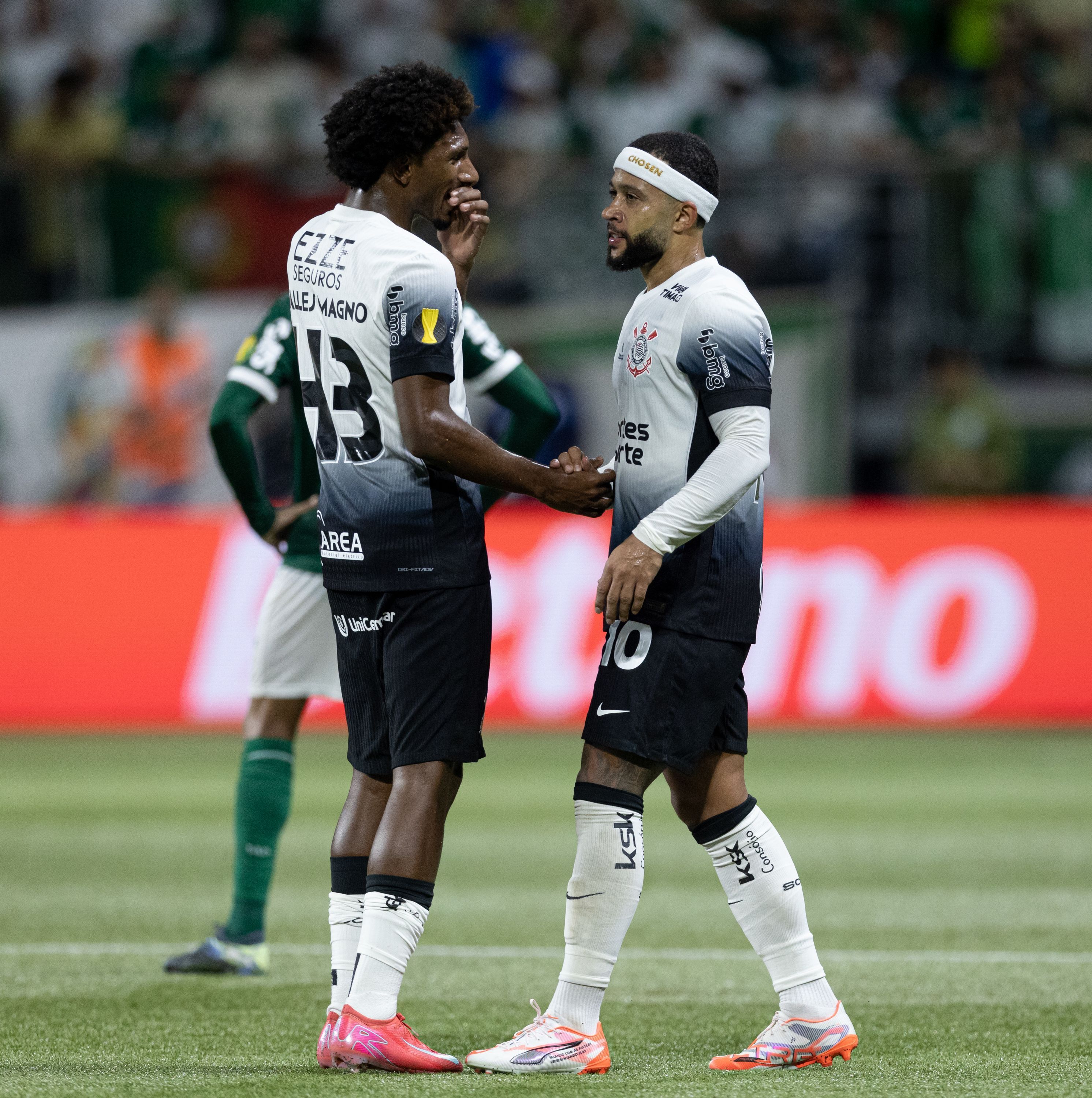 Volante do Corinthians revela bastidores do dia a dia com Memphis Depay