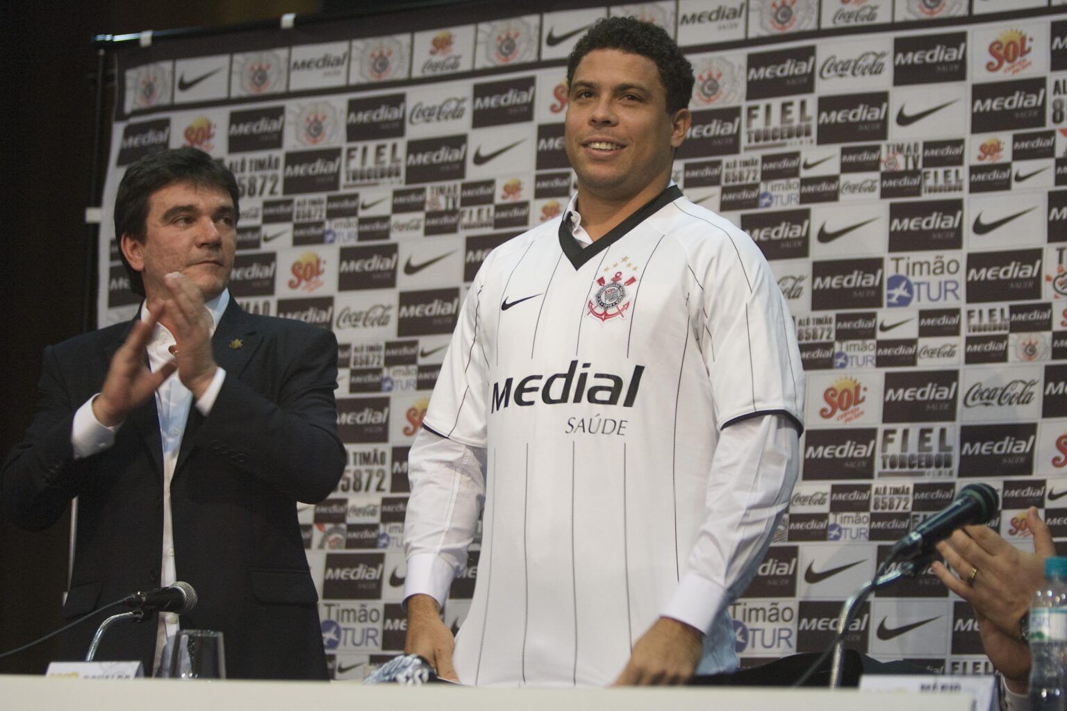 Ronaldo completa 48 anos e elege momentos mais marcantes no Corinthians