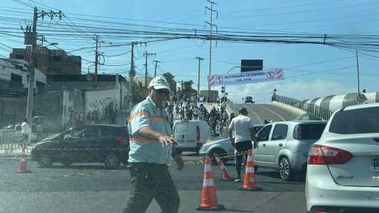 Agente da BHTrans orienta o trânsito no entorno da Arena MRV