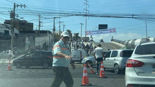 Agente da BHTrans orienta o trânsito no entorno da Arena MRV