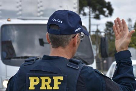 Agente da PRF durante operação