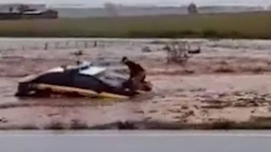 Agente da PRF é arrastado por enxurrada junto com viatura