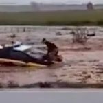 Vídeo: viatura da PRF com policial no capô é arrastada por correnteza no Sul do Brasil