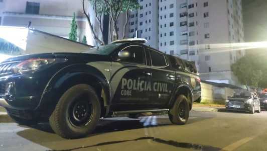 Agentes da Polícia Civil tentam convencer delegada a sair do apartamento
