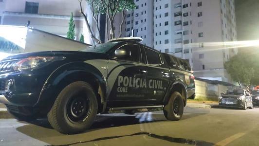 Agentes da Polícia Civil tentam convencer delegada a sair do apartamento