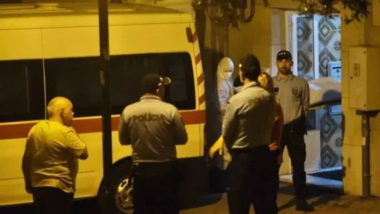 Agentes de segurança retiraram os cadáveres de pai e filha do local