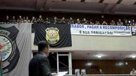 Agentes de segurança pública compareceram às galeras da Assembleia e pressionam por reajuste