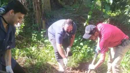 Agentes encontraram o corpo no quintal da casa