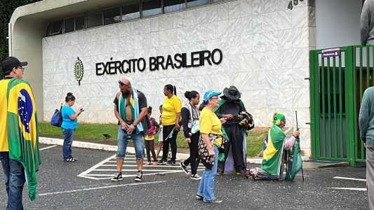 Agentes retiram manifestantes na manhã desta sexta (6)