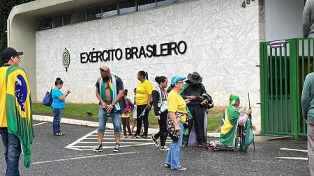 Agentes retiram manifestantes na manhã desta sexta (6)