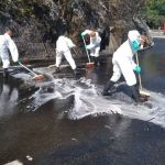 BR-040 é parcialmente liberada sete horas após caminhão-tanque tombar e explodir na serra de Petrópolis (RJ)