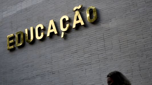MEC quer obrigar EAD com 50% de aulas presenciais, mas fala em transição | CNN Brasil