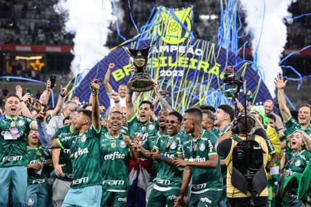 Palmeiras ergue a taça de campeão brasileiro de 2023 no Mineirão