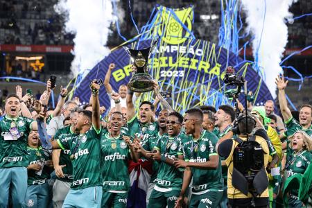 Palmeiras ergue a taça de campeão brasileiro de 2023 no Mineirão