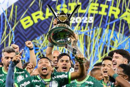Palmeiras ergue a taça de campeão brasileiro de 2023 no Mineirão