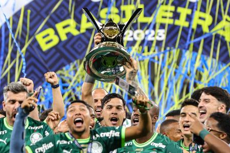 Palmeiras ergue a taça de campeão brasileiro de 2023 no Mineirão