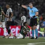 Estêvão deixa jogo do Palmeiras mancando e vira dúvida para jogo contra Cruzeiro