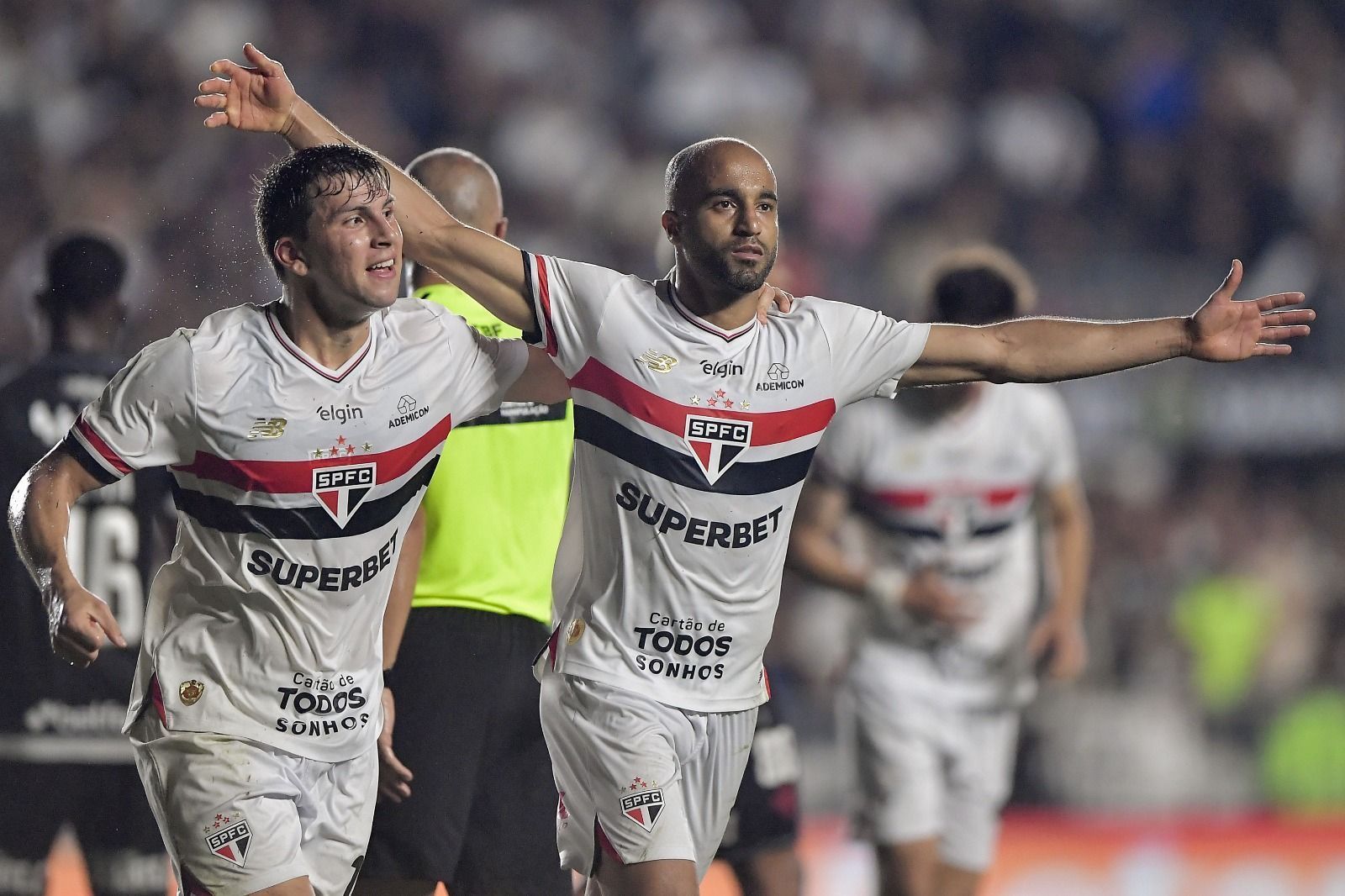 São Paulo freia o Vasco, vence em São Januário e mira G6 do Brasileiro