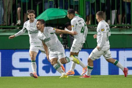 Jogadores do América comemoram gol marcado diante da Chapecoense nesta segunda-feira (10)