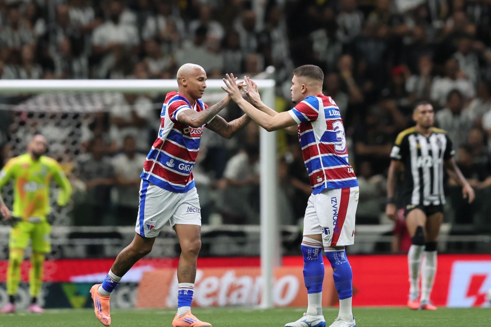 Deyverson, do Fortaleza, tem reação imediata ao marcar diante do Atlético na Arena MRV