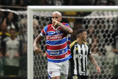 Deyverson marcou duas vezes contra o Atlético nesta quarta-feira (12)