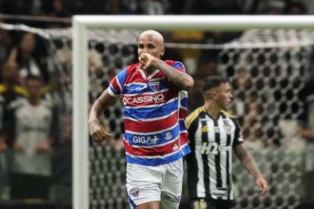 Deyverson marcou duas vezes contra o Atlético nesta quarta-feira (12)