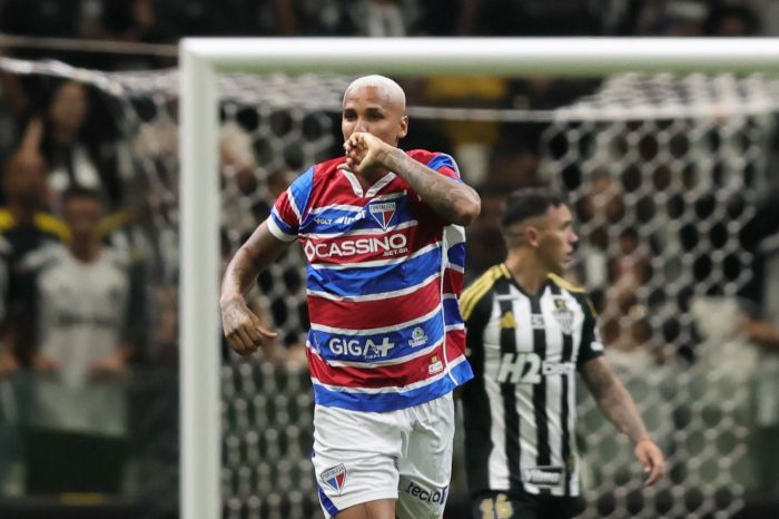 Deyverson marcou duas vezes contra o Atlético nesta quarta-feira (12)