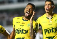 Reinaldo marca e sobe na lista dos maiores defensores artilheiros do Brasileirão