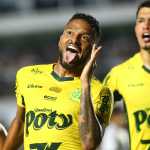 Reinaldo marca e sobe na lista dos maiores defensores artilheiros do Brasileirão