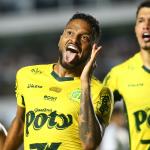 Reinaldo marca e sobe na lista dos maiores defensores artilheiros do Brasileirão