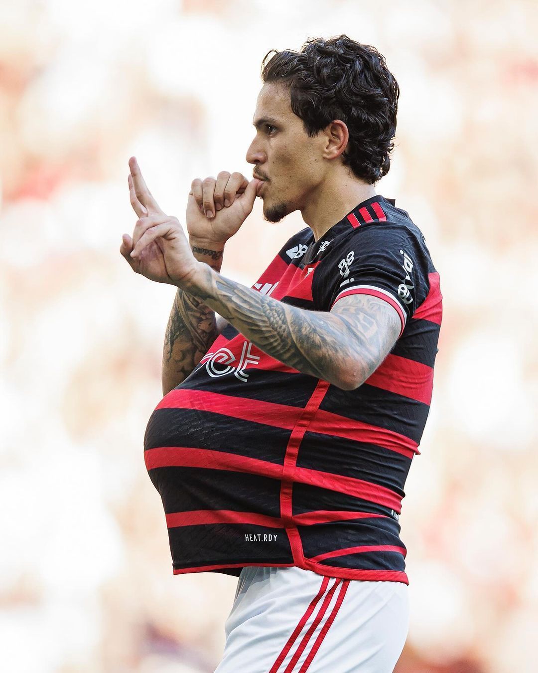 Com gol e vitória no Fla-Flu, atacante do Flamengo anuncia que será pai de gêmeos