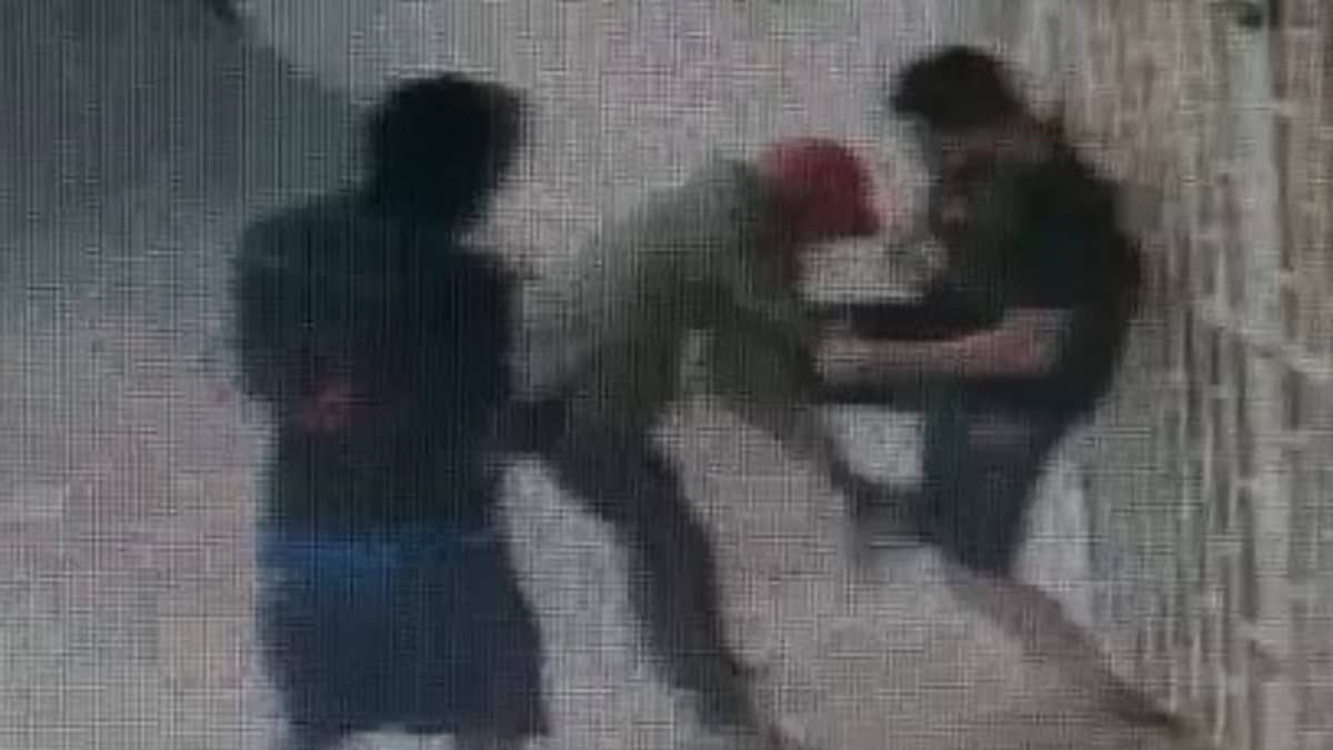 Vídeo: suspeitos são presos após agredirem jovem durante roubo de celular em Brasília