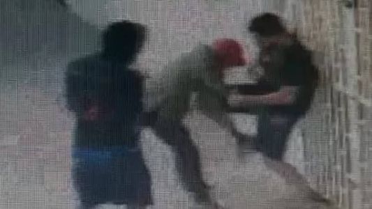 Agressão durante assalto foi flagrada por câmeras