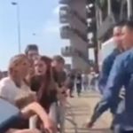 Jogador do Ajax agride torcedor do Twente após insulto racista; veja vídeo