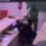 Vídeo: idoso agride atendente de veterinária em MG após tentar levar cão para casa