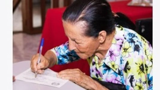 Agricultora mineira assina documento de regularização de suas terras